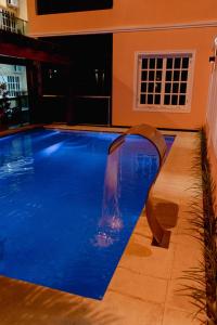 圣维森特HAUER HOTEL的一座房子里一个带水滑梯的游泳池