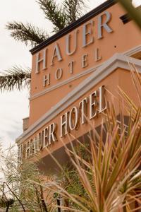 圣维森特HAUER HOTEL的一座建筑,上面标有大型酒店的标志