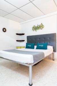 内瓦Hotel Ayenda Guadalupe的一张带蓝色枕头的大床