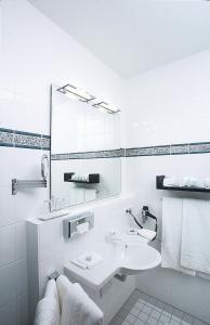 塞斯豪普特阿尔特波斯特塞瑞思德酒店的白色的浴室设有水槽和镜子