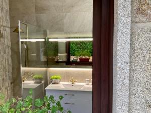 莫斯Casa Nueva de Vigo con Jacuzzi y chimenea的一间带水槽和镜子的浴室