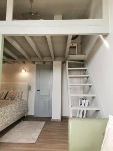 阿拉霍瓦Casa Carina, Arachova的一间卧室配有双层床,楼梯通往阁楼