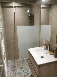 阿拉霍瓦Casa Carina, Arachova的浴室配有白色水槽和淋浴。