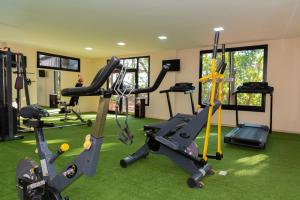 伊瓜苏港卡塔拉塔斯乡村酒店的一间健身房,里面配有跑步机和机器