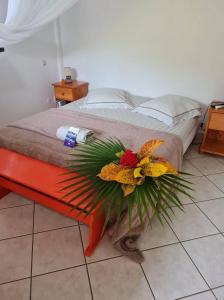 豪特尔Chez Gisèle et Philippe的一间卧室,配有一张插花的床