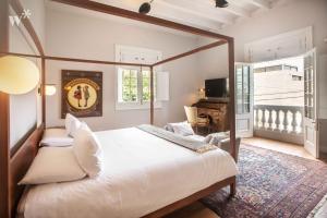 利马Casa Wynwood Barranco的卧室配有一张白色大床
