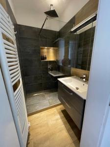 纽伦堡Zentrale 3-Zimmer-Wohnung in Nürnberg的一间带水槽和镜子的浴室