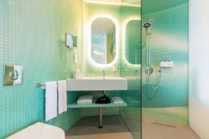 阿姆斯特丹阿姆斯特丹西丽柏酒店的一间带水槽和淋浴的浴室