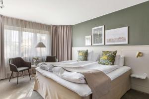 丹德吕德贝斯特韦斯特丹德酒店的一间卧室,卧室内配有一张大床