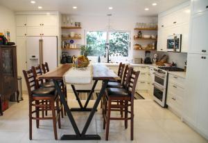 诺萨拉Casa Vitality Nosara的厨房配有木桌和椅子