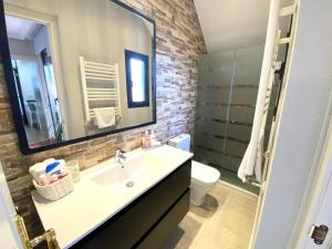 马亚达洪达PRECiOSO ÁTICO的一间带水槽、卫生间和镜子的浴室