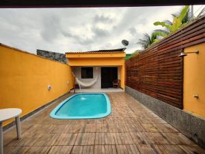 马拉戈日Casa com piscina no centro de Maragogi pertinho da praia!的房屋甲板上的游泳池