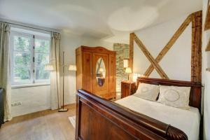 塔林Cozy Old Town Historic House的一间卧室设有一张床和一个窗口