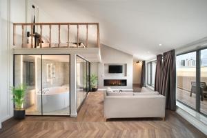 伊斯坦布尔Gatto Suites&Residence的客厅配有白色沙发和浴缸