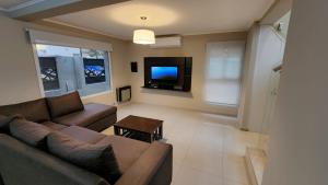波特雷罗德洛斯弗内斯Casa Majo的带沙发和平面电视的客厅