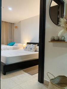 查梅Tu Apartamento en Coronado的一间卧室配有两张床和镜子