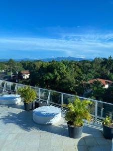查梅Tu Apartamento en Coronado的以及享有树木和山脉景致的阳台。