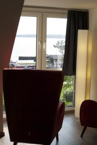 瓦伦Hommage Appartements的客厅配有椅子和窗户