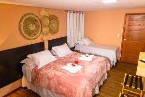费尔南多 - 迪诺罗尼亚Pousada Flor de Noronha的酒店客房,配有两张带毛巾的床