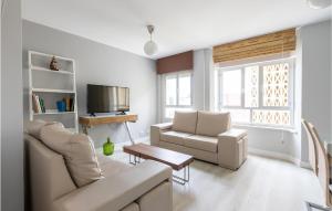 比韦罗3 Bedroom Beautiful Apartment In Viveiro的客厅配有沙发、两把椅子和电视