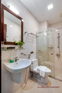 胡志明市LILA Hotel & Apartments的一间带水槽、卫生间和淋浴的浴室