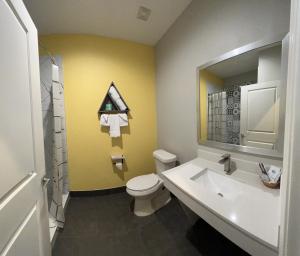 舒格兰The Residency Suites的浴室配有白色卫生间和盥洗盆。