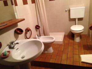 科姆梅扎杜拉马索首信公寓的一间带水槽和卫生间的浴室