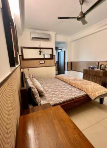 新德里House Of Comfort Delhi的一间卧室,配有两张床
