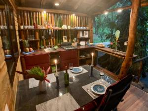 PaunchJungle Bluff Beach Paradise - Jungle House的树屋中的带桌子的用餐室