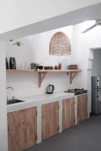 平谷Clics Coliving & Coworking的厨房配有木制橱柜、水槽和柜台。