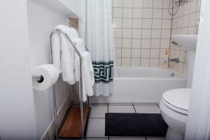 圣布鲁诺Cozy Apartment near SFO的带浴缸、卫生间和盥洗盆的浴室