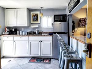 圣布鲁诺Cozy Apartment near SFO的厨房配有白色橱柜和不锈钢冰箱