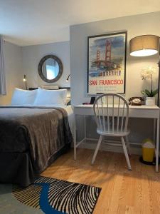 圣布鲁诺Cozy Apartment near SFO的一间卧室配有一张床、一张桌子和一把椅子