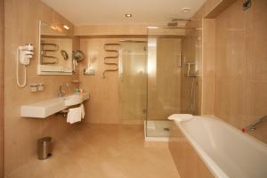 佩特罗瓦纳莫鲁蒙特卡萨健康及SPA酒店的带浴缸、水槽和淋浴的浴室