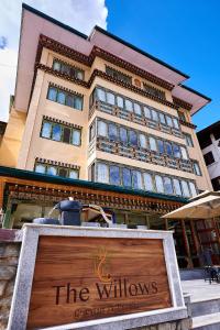 廷布The Willows Hotel, Bhutan的前面有标志的大建筑
