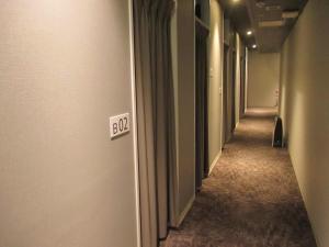松本松本M酒店 的墙上有出口标志的空走廊