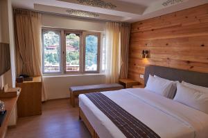 廷布The Willows Hotel, Bhutan的酒店客房设有床和窗户。
