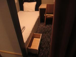 松本松本M酒店 的一间带床和小抽屉的小卧室
