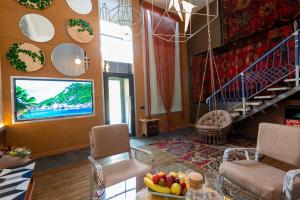 卡拉甘达Inn OZZ的一间带电视和楼梯的客厅