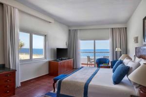 考拉亚湾Solymar Reef Marsa的酒店客房设有一张床,享有海景。