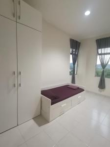 Bandar Puncak AlamYuslina Homestay的白色的客房设有床和窗户。