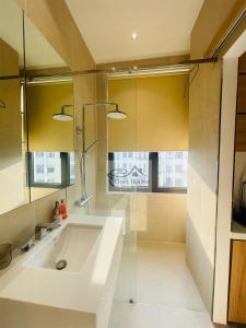Gò CôngDori House的一间带大浴缸和镜子的浴室