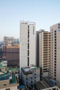釜山Busan Studio 202的城市中一群高大的建筑