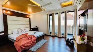 新德里橄榄服务公寓 - 格林公园的一间卧室配有一张床和吊扇