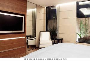 高雄御宿国际商旅-中山馆的一间卧室配有一张床和一台平面电视