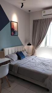 加影D'Rinie Sky Homestay的一间卧室设有一张大床和一个窗户。
