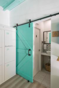 埃尔阿雷纳尔Forenna Hostel的推拉谷仓门,位于带镜子的浴室内