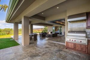 哈普那海滩MAUNA KEA INDULGENCE Indulgent 3BR Waiulaula Home with Stunning View的室外厨房和带庭院的客厅