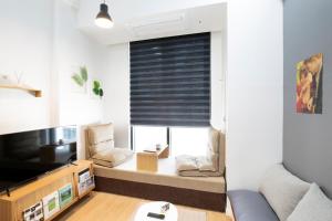 釜山Busan Studio 202的带沙发和窗户的小客厅
