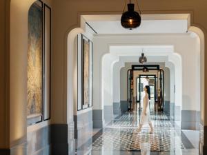 厦门厦门安达仕酒店（迷你吧免费&近万象城）的走下大楼走廊的女人